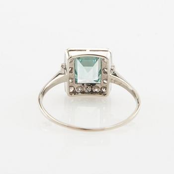 Ring 18K white gold set with a light blue zircon, as well as round brilliant and single-cut diamonds.