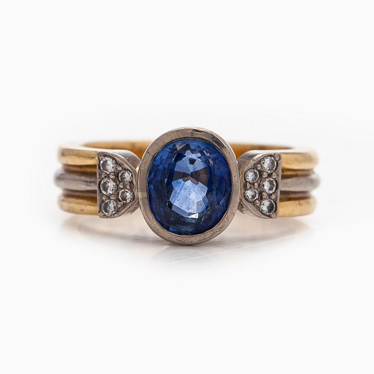 Ring, fasettslipad safir, diamanter, 18K guld och vitguld. 2001.