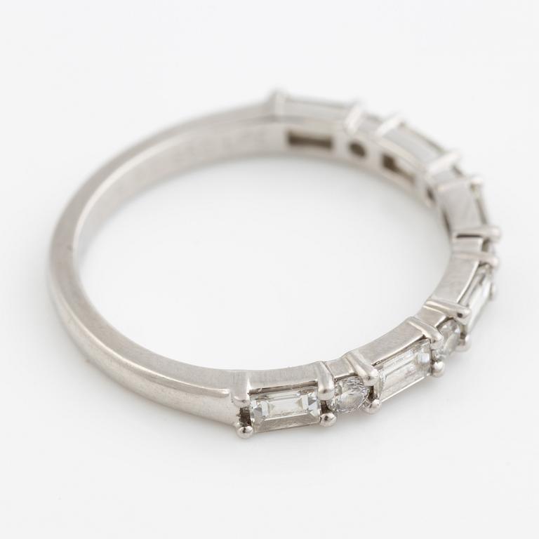 Ring platina med baguette- och runda briljantslipade diamanter, Emma Engelbert.