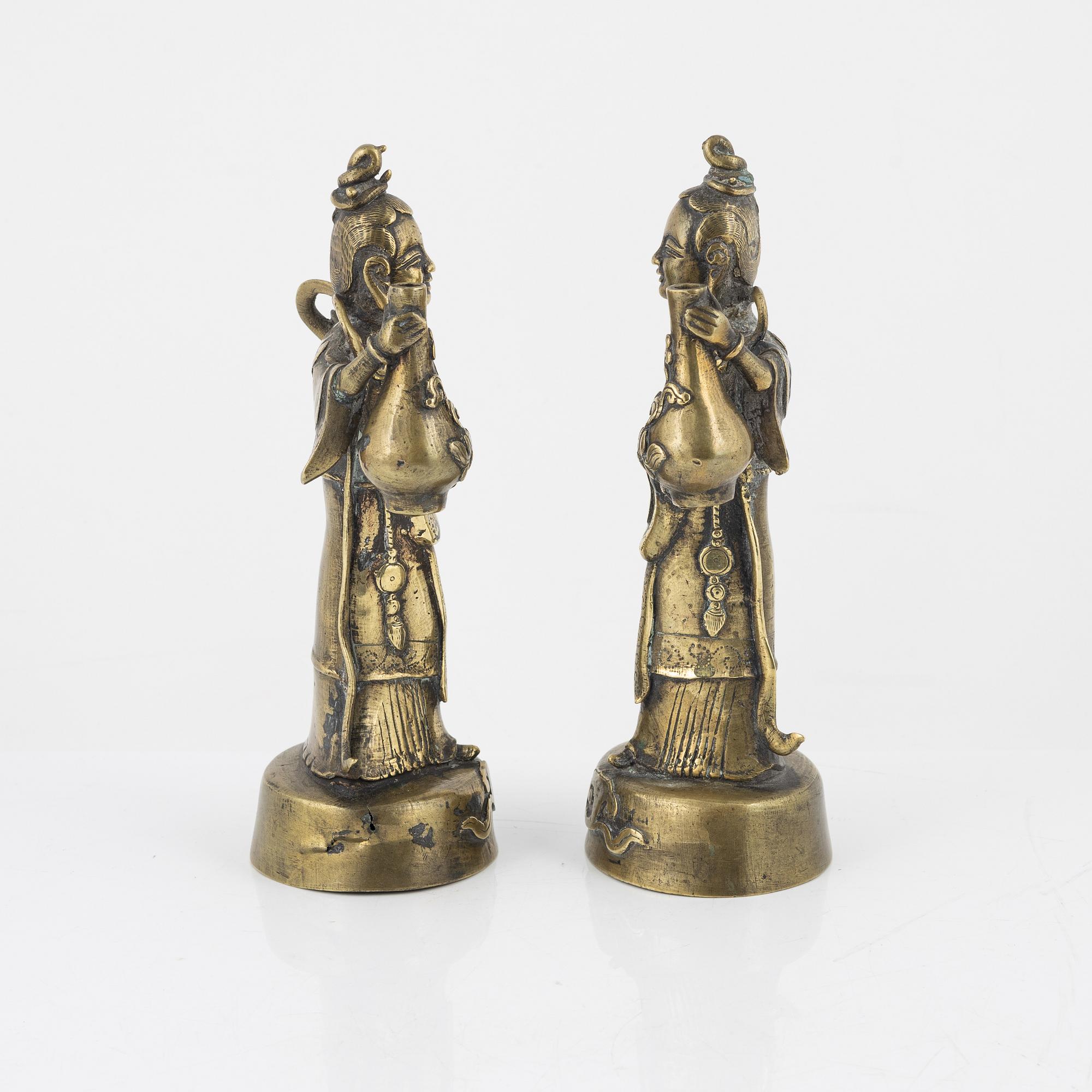 A pair of brass joss stick holders/vases, late Qing dynasty/around 1900.