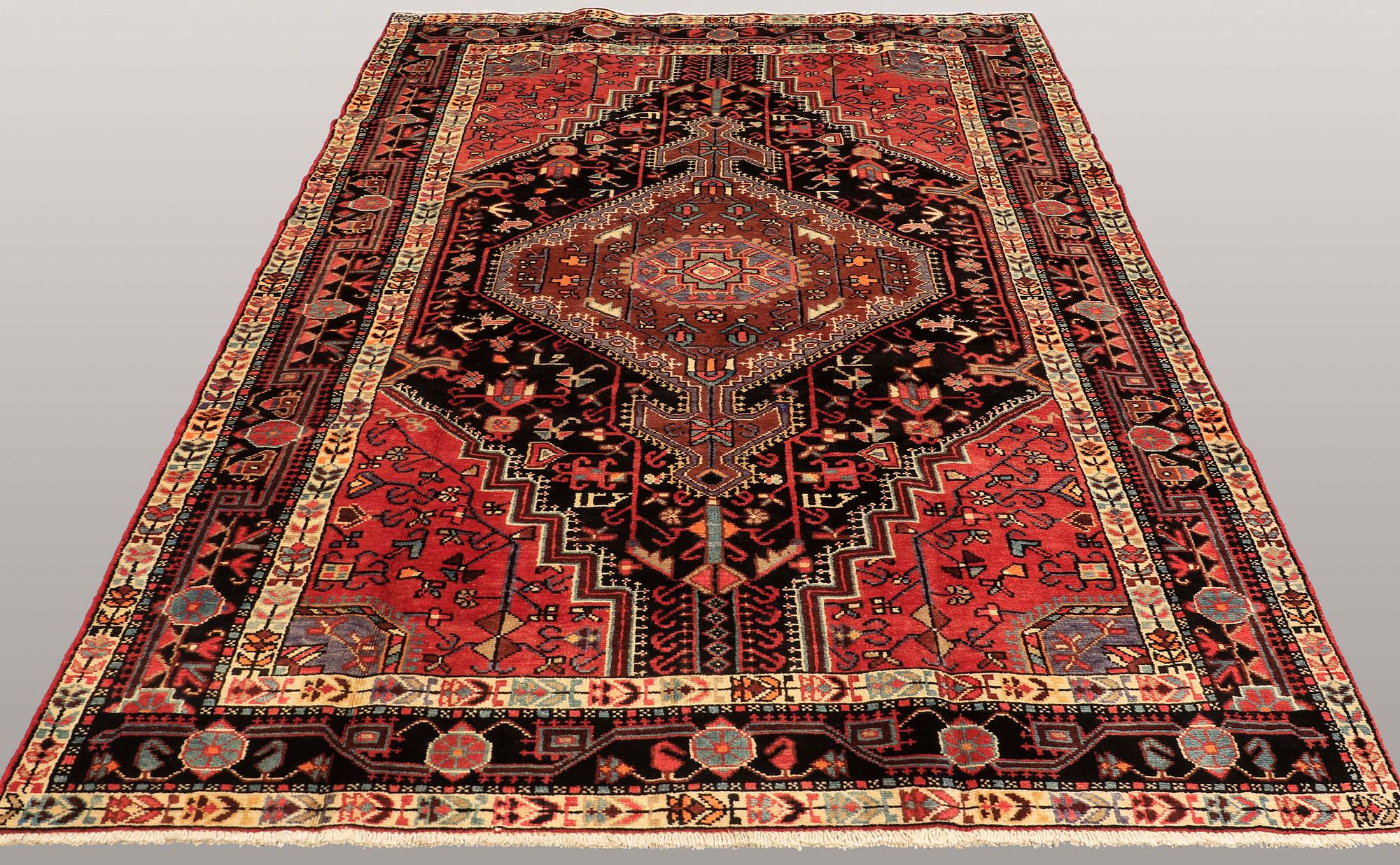 A Hamadan rug, approx. 305 x 185 cm.