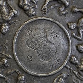 AN 18TH CENTURY PEWTER PLATE.