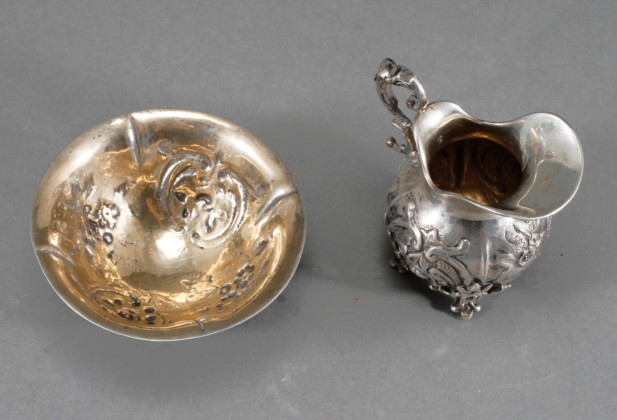 GRÄDDKANNA samt SOCKERSKÅL, silver, rokokostil, vikt ca 140 gram.