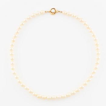Necklace of cultured pearls with an 18K gold clasp and a cultured pearl.