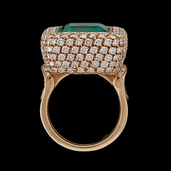 RING, stor trappslipad smaragd, ca 15 ct, och briljantslipade diamanter, tot. ca 6 ct.