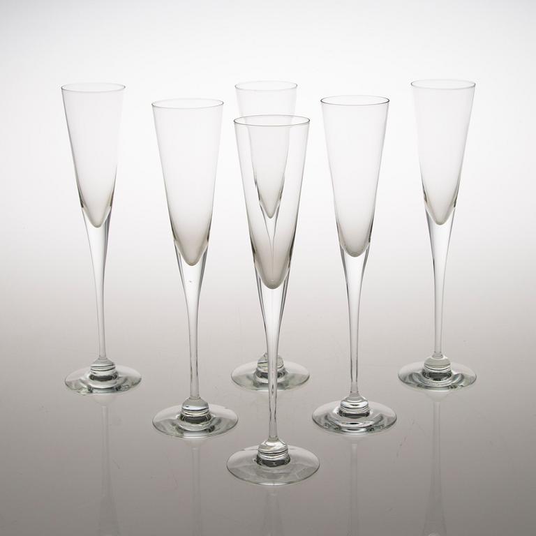 Six "Aurora" champagne glasses by Heikki Orvola produced by Arabia, Finland in the late 20th century.