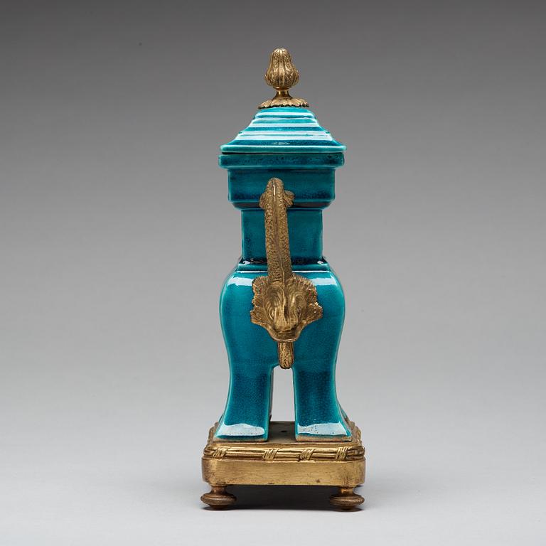 A turquoise glazed 'ding' vase with cover, Qing dynasty, Kangxi (1662-1722).