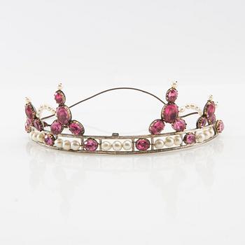 Tiara av silver med odlade pärlor och rosa fasetterat glas, ring av silver med syntetisk rosa safir, Hässleholm 1964.