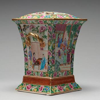 TULPANVAS, porslin. Kanton, Qingdynastin, 1800-tal.