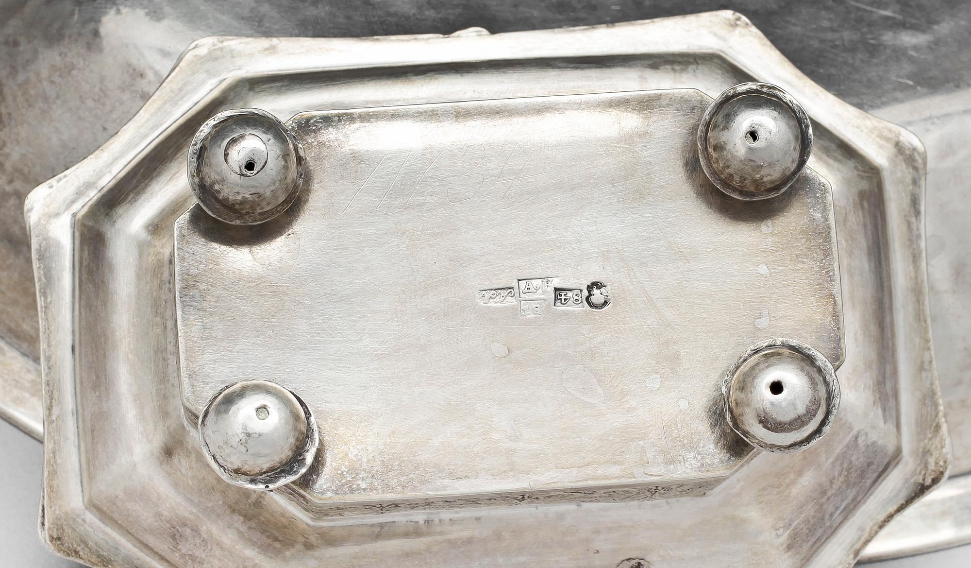 SKÅL samt SALTKAR, silver, Ryssland. Bl a Sankt Petersburg. 1800-tal. Total vikt ca 240 gram.