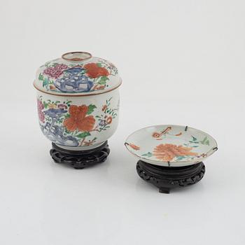 A Chinese porcelain jar with cover and a dish, Qingdynasty, 19th century/late 20th century.