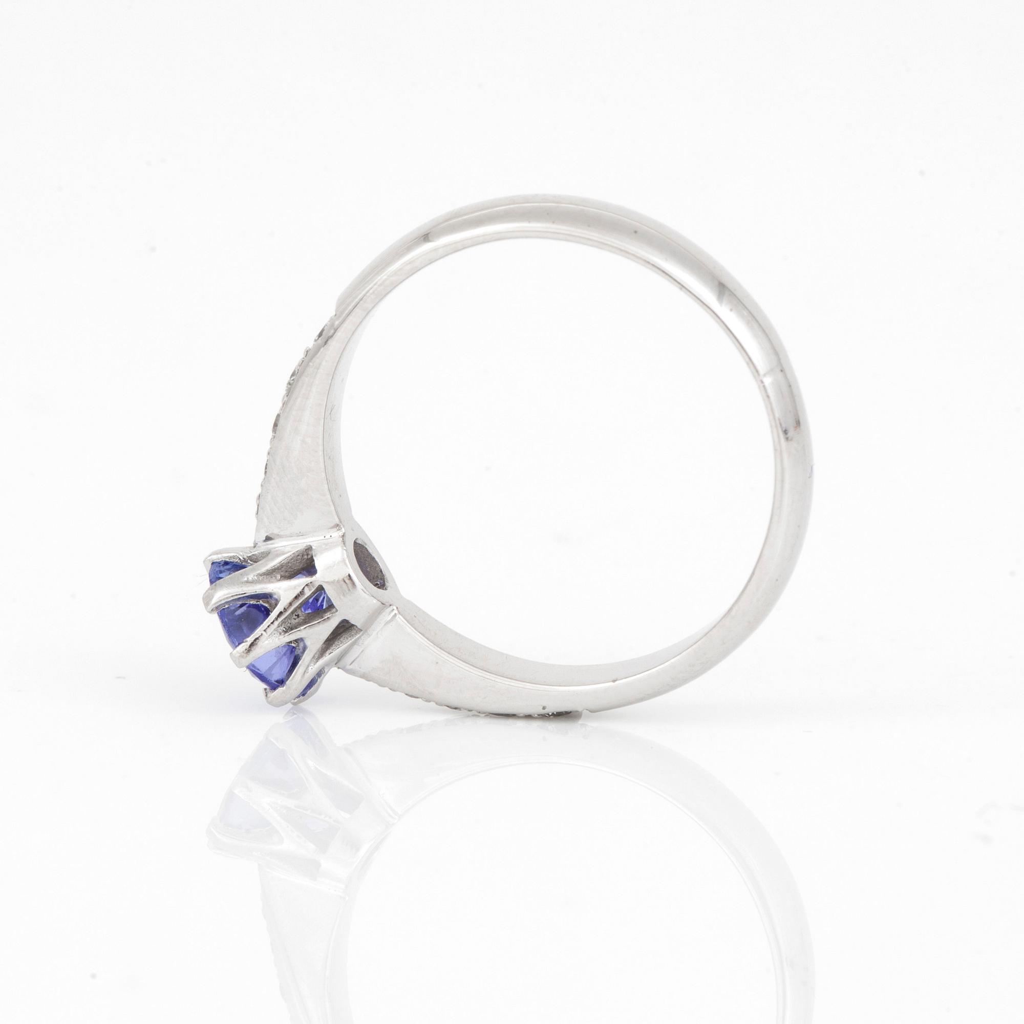 RING, Med fasettslipad tanzanit ca 0.74 ct och diamanter totalt ca 0.16 ct.