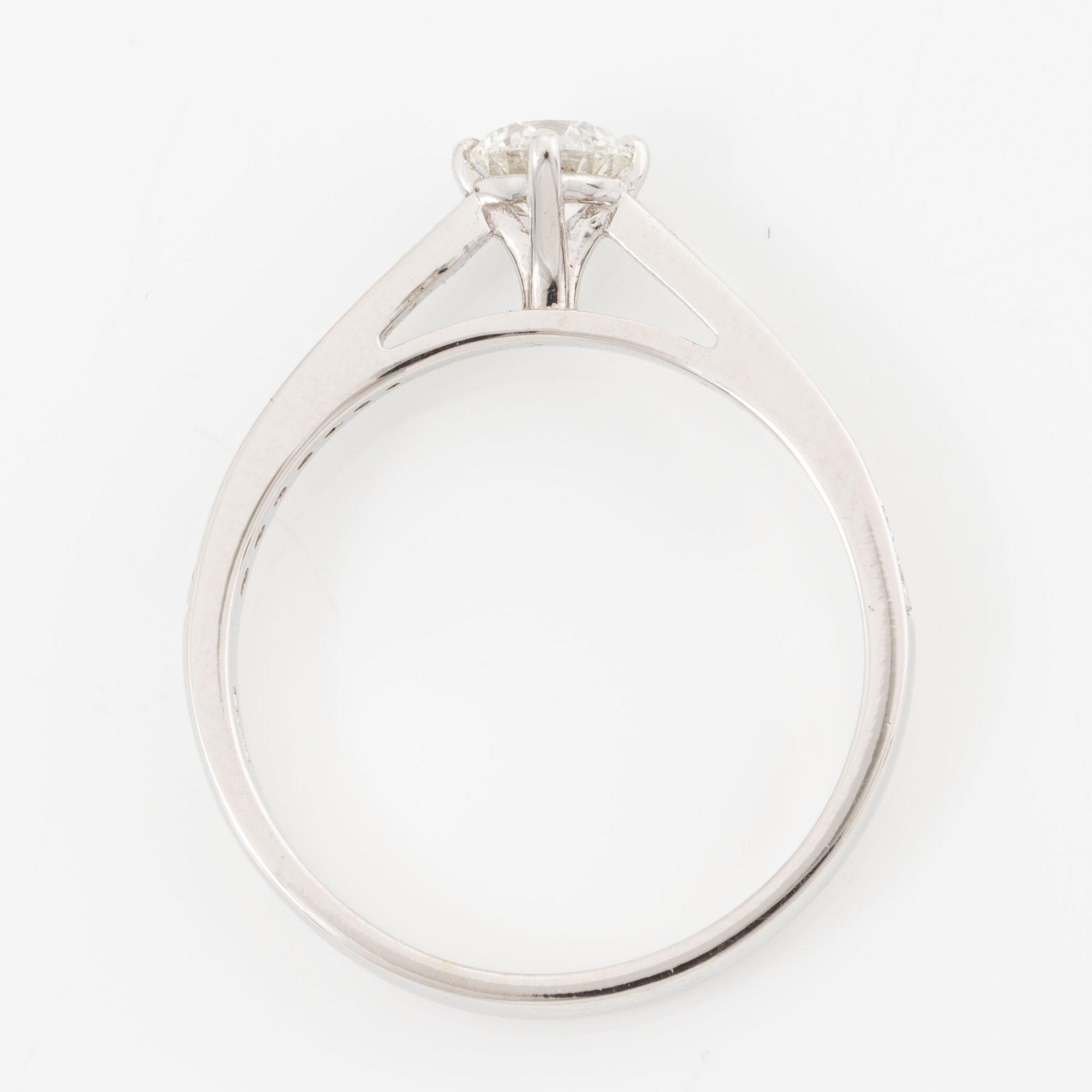 Ring, 18K vitguld med briljantslipad diamant, medföljande GIA dossier.