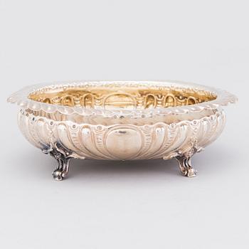 SALTKARSPAR med SALTSKEDAR samt TESKED och SKÅL, sterling silver, delvis förgyllda, London och Sheffield, 1883-1902.