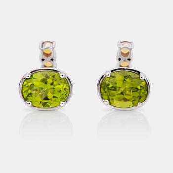 A pair of peridot and sapphire cufflinks. Peridots circa 6.10 cts and yellow sapphires circa 1.50 cts in total.