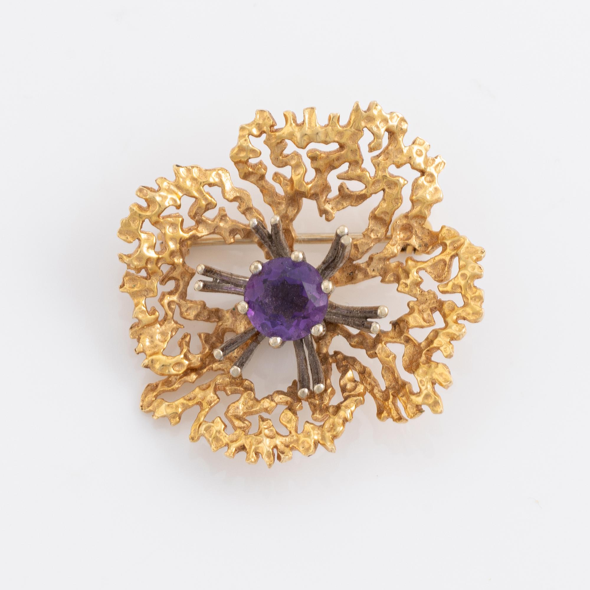 18K gold and amethyst flower brooch.