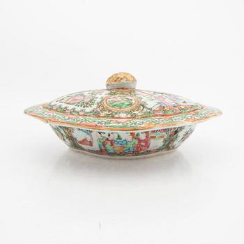 A set of two teapots and one serving dish Kanton China alter part of the 19th century.