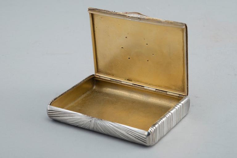 CIGARRETTETUI, 813 silver, guld, safir. J.V. Aarne Viborg 1918. Vikt 188 g.