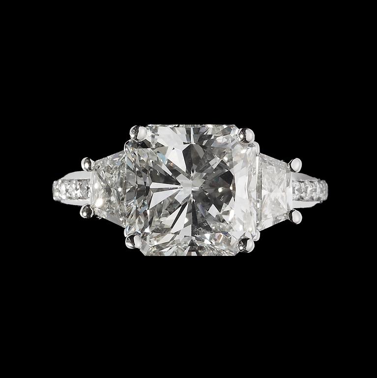 A radiant cut diamond ring, 5.01 cts. set witn trapez- and brilliant cut diamonds. Cert. HRD.