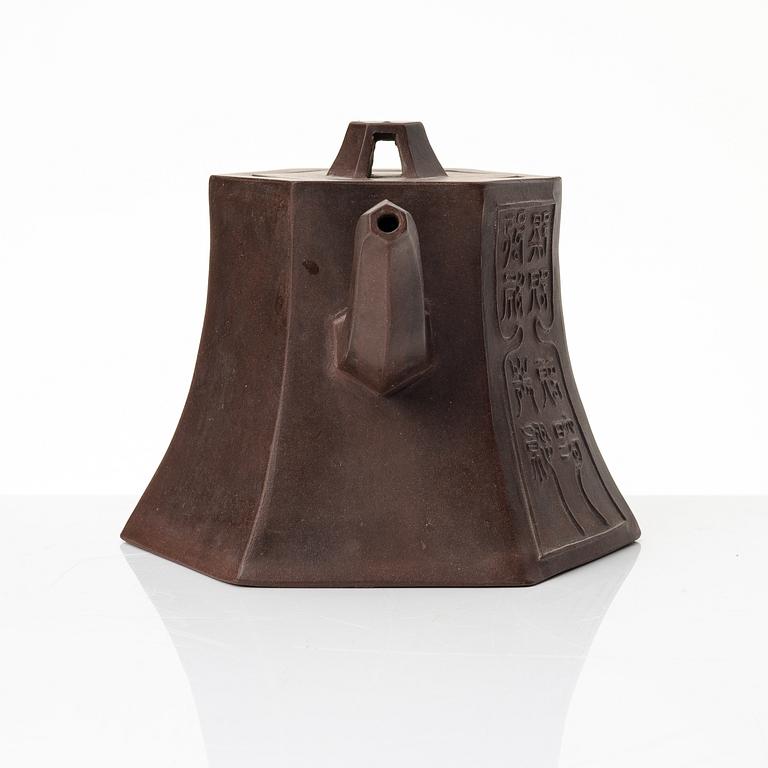 A hexagonal yixing teapot, late Qing dynasty / early 1900s.