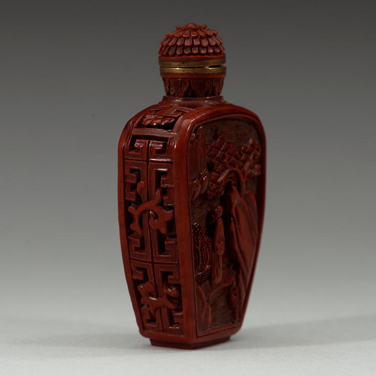 SNUSFLASKA, röd lack. Qingdynastin, med Qianlong fyra karaktärers märke. 1800-tal.