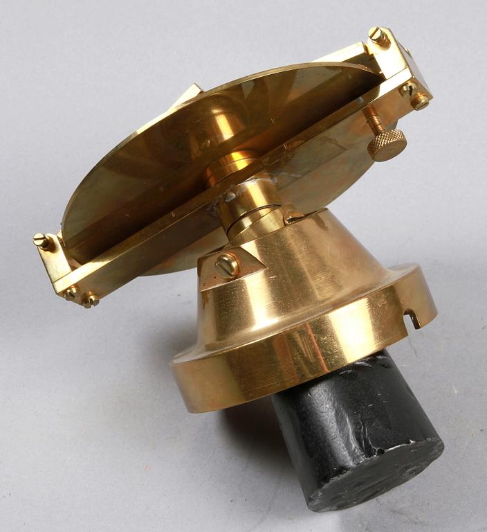 KOMPASS, mässing, Weilbach & Co. Sent 1900-tal.