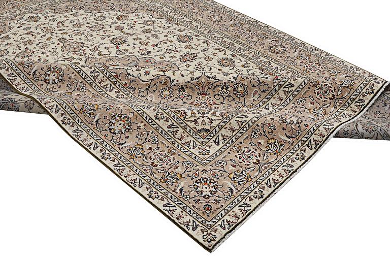 A carpet, Kashan, ca 341 x 240 cm.