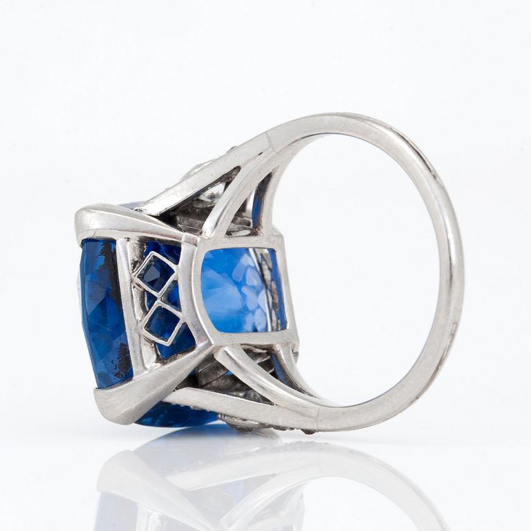 RING med obehandlad burmasafir 18.48 ct och gammalslipade diamanter totalt ca 0.33 ct.