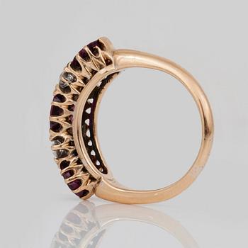 RING med tre obehandlade rubiner, totalt 3.38 ct, samt gammalslipade diamanter totalt ca 0.40 ct. Certifikat från SSEF.