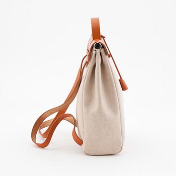 HERMÈS, a toil and vache fjord naturell "Herbag" handbag / backpack in two parts.