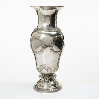 Lale Silverware & Co Ltd, a decorative vase, sterling silver, Istanbul, Turkey 20th century.