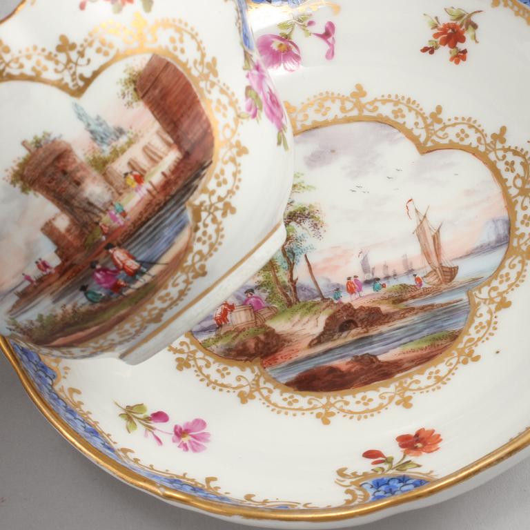 BRICKA samt koppar, 2 st, porslin, delvis märkta med Meissen-märke, 1900-tal.