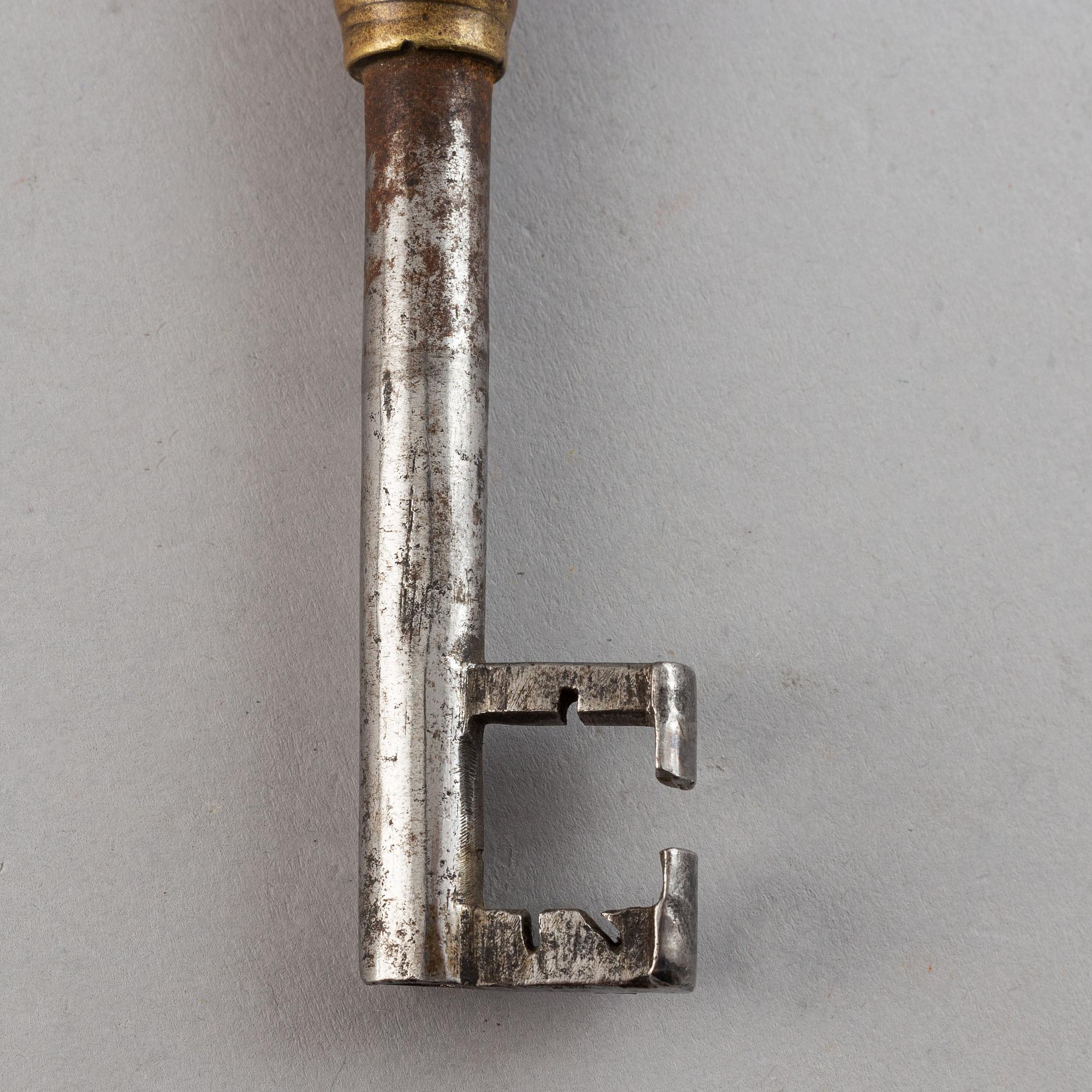 NYCKLAR, 5 st, mässing och järn, 1600-tal.