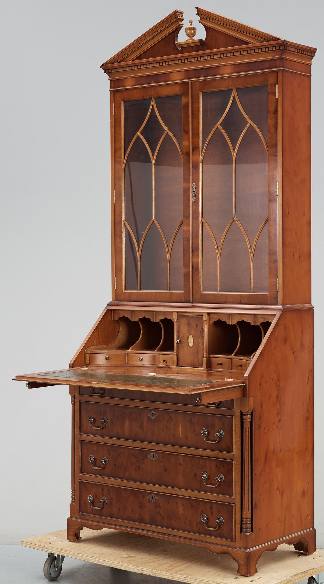 VITRINSKÅP, England, 1900-tal.