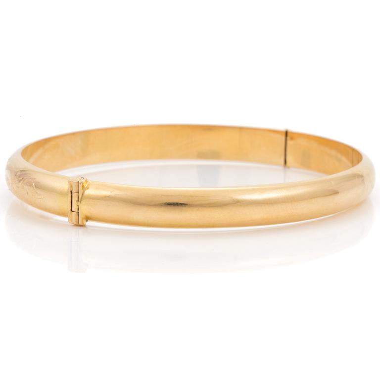 An 18K gold bangle. Ø 62 mm. Weight 12 gr.