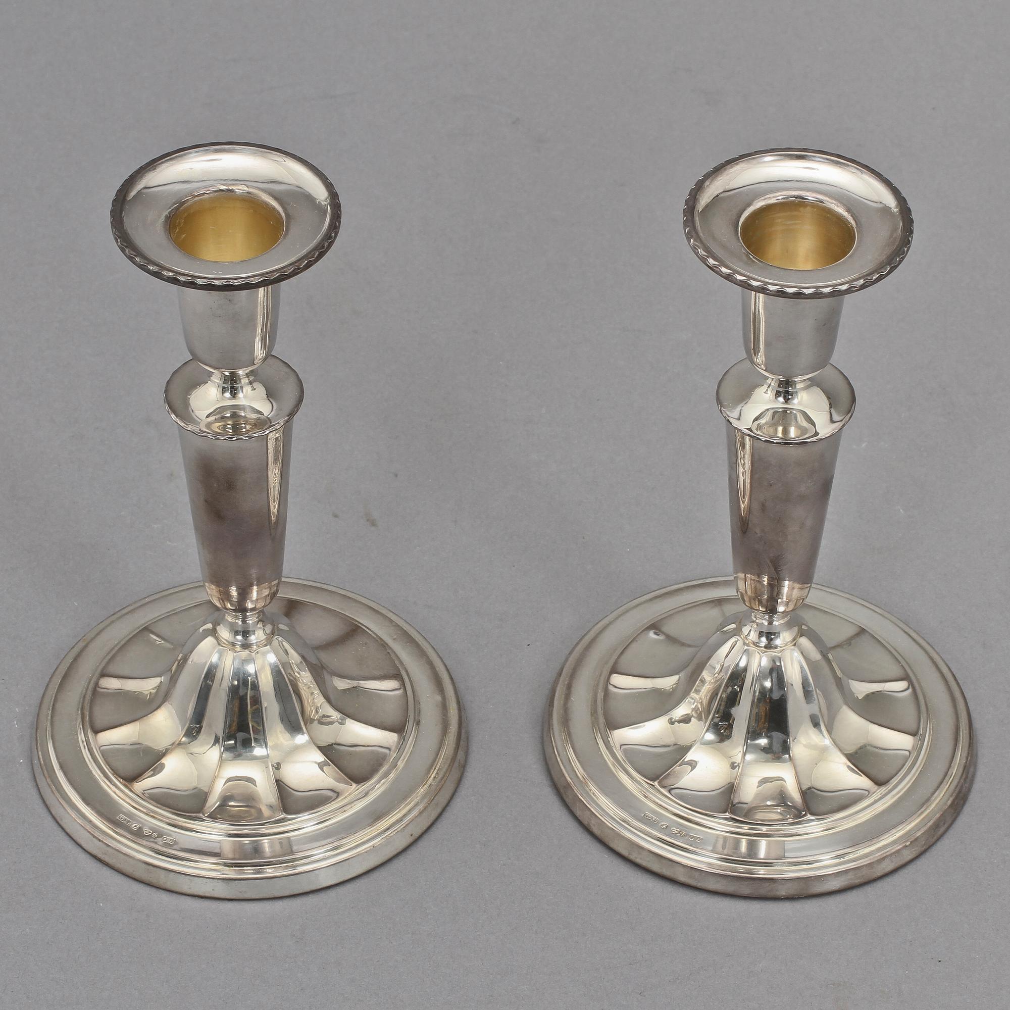 KANDELABER samt LJUSSTAKAR, ett par, CGH samt GAB, Stockholm, 1939 samt 1964. Tot vikt 785 g.