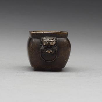 A bronze censer, late Qing dynasty, circa 1900.