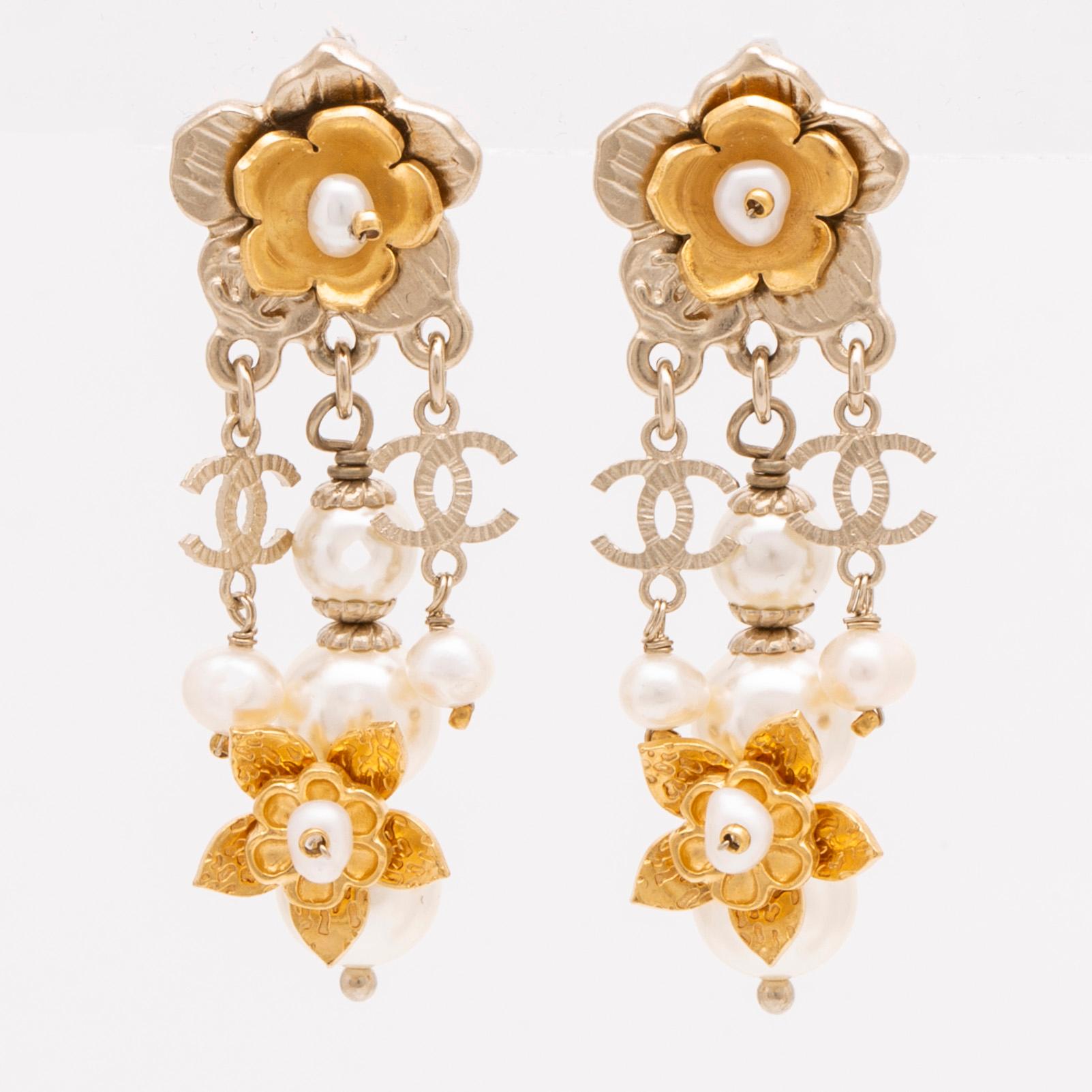 Chanel earrings, metal and costume pearls, approx 1,5 x 4 cm, original case and box.