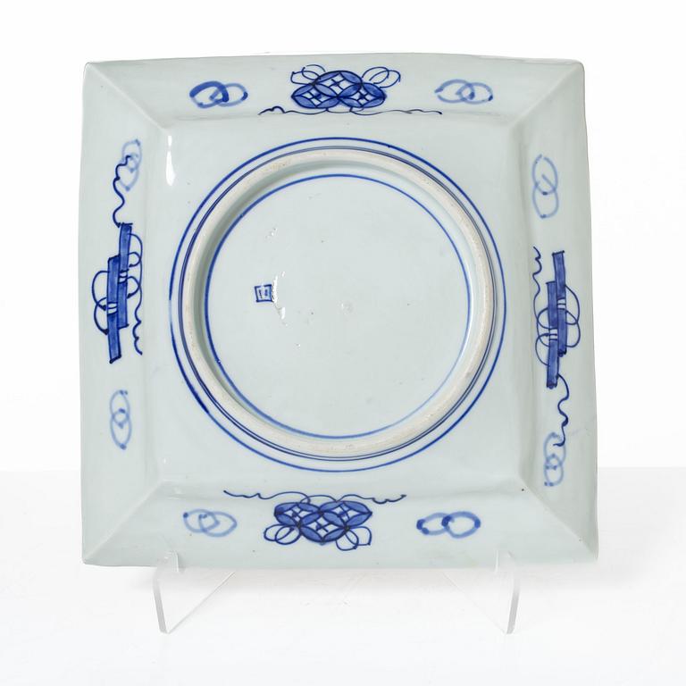 Tallrikar, 12 stycken, samt serveringsfat, imari, porslin, Japan Meiji/tidigt 1900-tal.