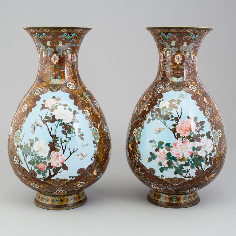 A pair of Japanese cloisonné vases, Meiji period (1868-1912).