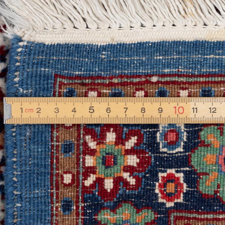 Matta, Meshed, ca 303 x 205 cm.