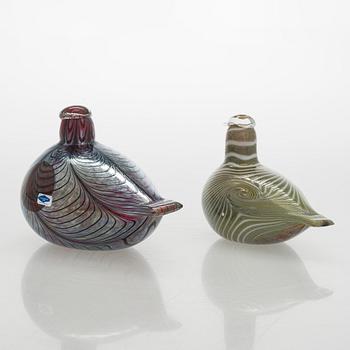 Oiva Toikka, Two glass birds, signed Oiva Toikka Nuutajärvi Notsjö, and O. Toikka Nuutajärvi.