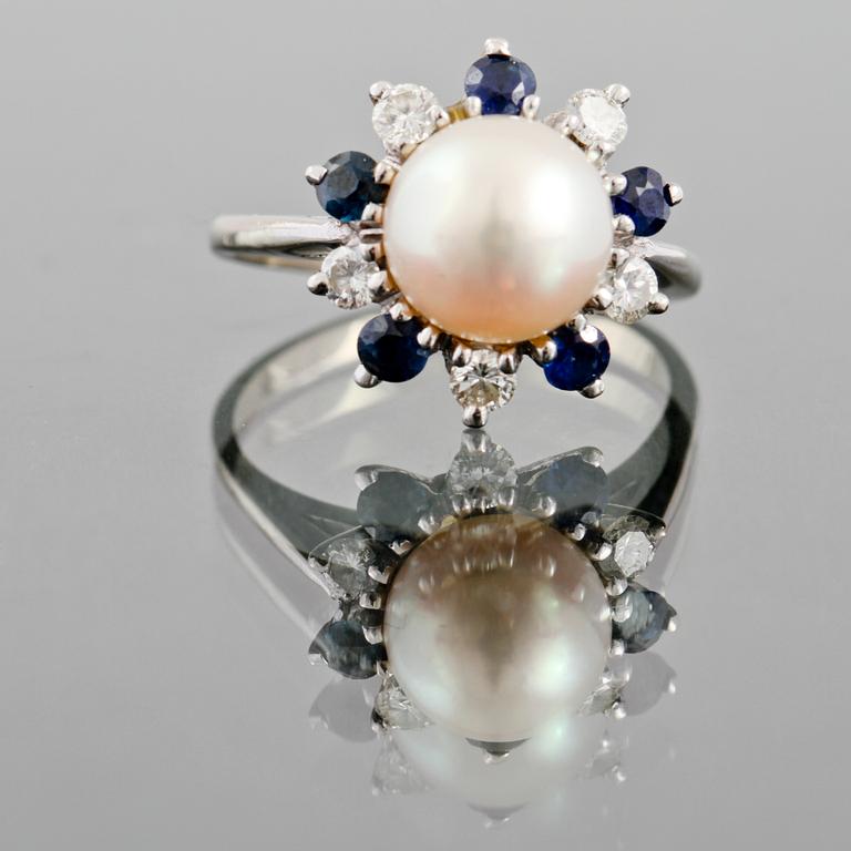 RING, 14K vitguld med odlad pärla, 5 fasettslipade blå safirer samt 5 briljantslipade diamanter, ca 0.35 ct. Vikt 4,9 g.