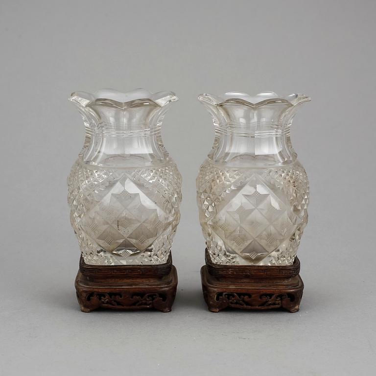 VASER, ett par, glas. Kina för europeisk marknad. 1900-tal.
