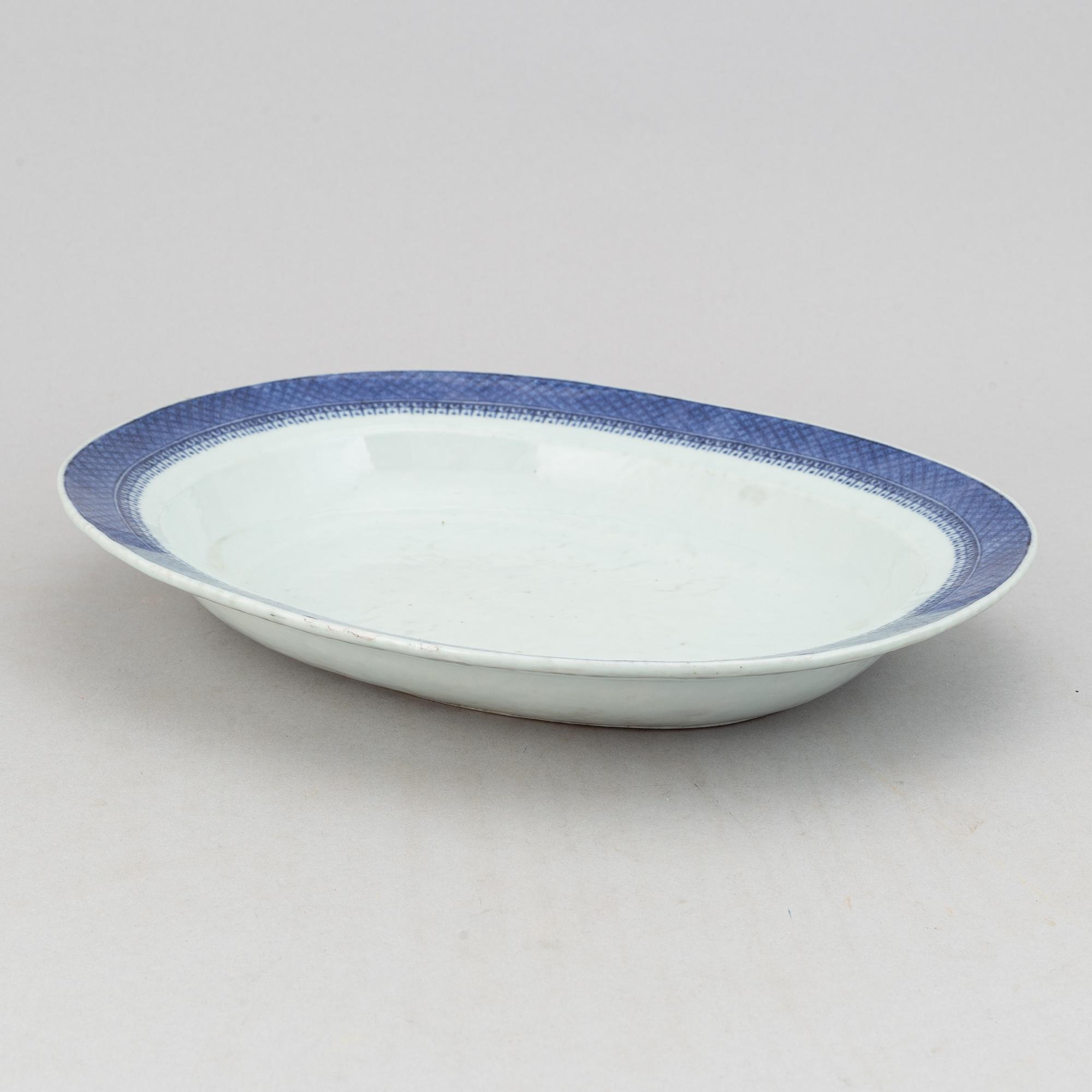 A blue and white tureen with cover and stand, Qing dynasty, 19th Century.
