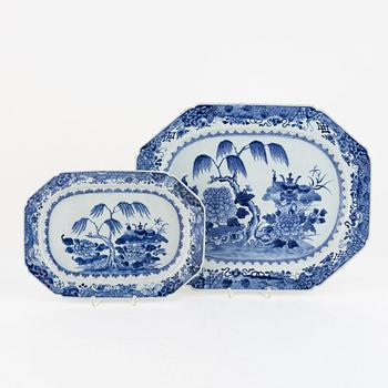 A pair of Chinese blue and white porcelain chargers, Qing Dynasty, Qianlong (1736-95).