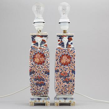 VASER omgjorda till BORDSLAMPOR, ett par, porslin. Japan, 1800-tal.