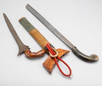 AN INDONESIAN BUGINESE KRIS / KERIS DAGGER AND AN INDONESIAN PARANG/PENANG SWORD.