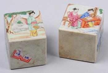 STRÖARE OCH BLÄCKHORN. Porslin. Kina 1800-tal.