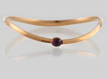 COLLIER 18K guld med odlade pärlor samt cabochonslipad ametist, Alton, Falköping, 1972. Vikt 50,9 gram.